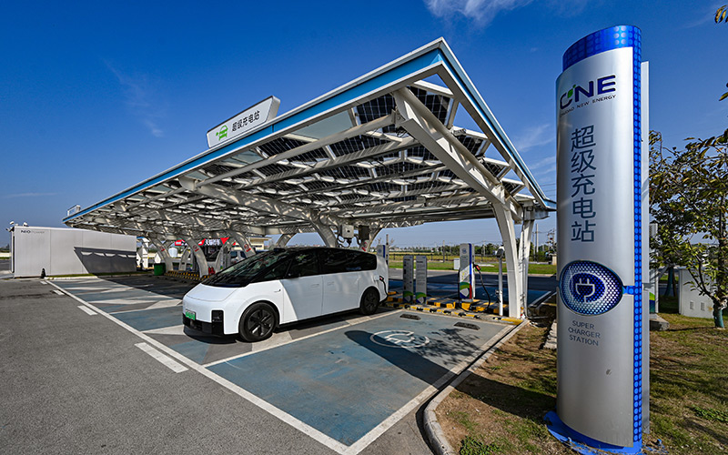 在超級(jí)充電站補(bǔ)能的新能源車正在以1秒1公里的速度“狂奔”，實(shí)現(xiàn)即插即充、即充即走。吳迪攝