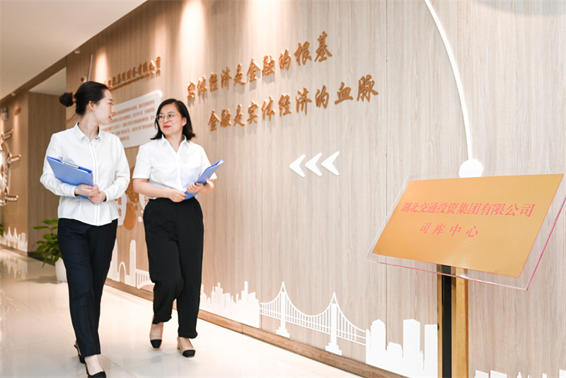 湖北交投集團(tuán)充分發(fā)揮旗下財務(wù)公司金融持牌專業(yè)優(yōu)勢，以司庫體系建設(shè)為契機(jī)，搭建“楚道云鏈”供應(yīng)鏈金融平臺