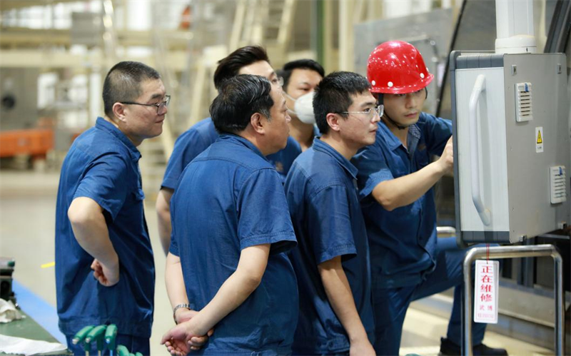 通過“老帶新”方式，讓新員工快速學(xué)習(xí)掌握技能。襄陽卷煙廠供圖