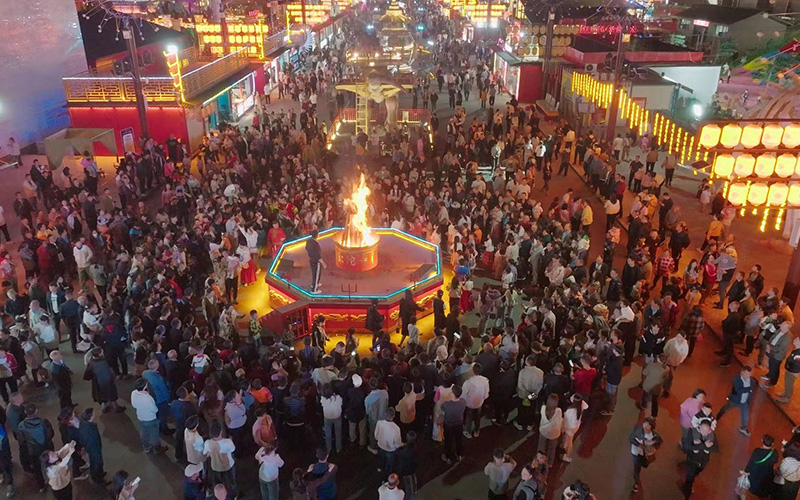 “武當(dāng)不夜城”的篝火晚會(huì)。王萍攝