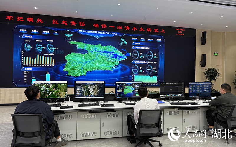 十堰市丹江口庫(kù)區(qū)水質(zhì)安全保障指揮中心丹江口分中心。人民網(wǎng)記者 張雋攝