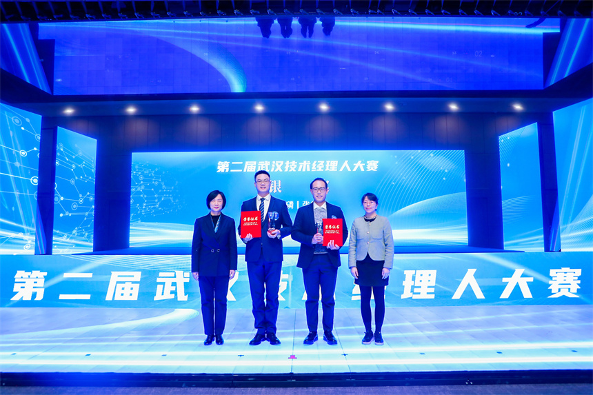 為銀獎(jiǎng)獲得選手頒獎(jiǎng)。