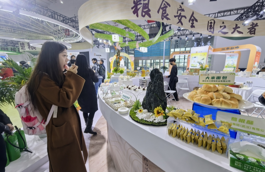 市民品嘗農(nóng)產(chǎn)品。