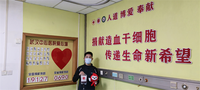 小徐采集280毫升造血干細胞懸浮液。章晟攝