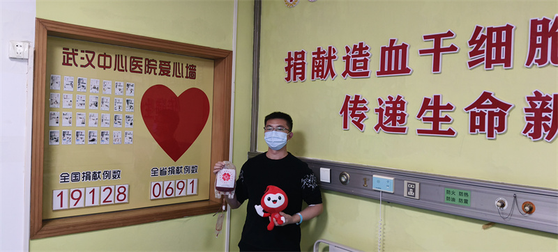 小魏采集138毫升造血干細胞懸浮液。章晟攝