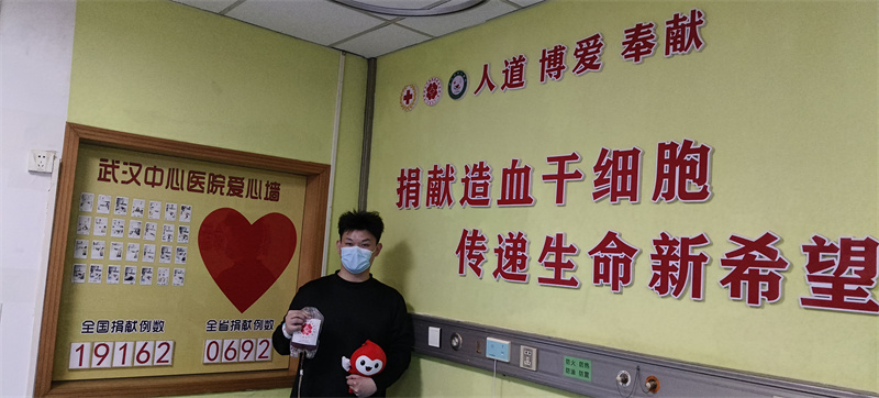 小謝采集358毫升造血干細胞懸浮液。章晟攝