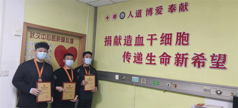 小徐（右）、小魏（中）、小謝（左）分別成為湖北省第690、691、692例造血干細胞捐獻者。章晟攝