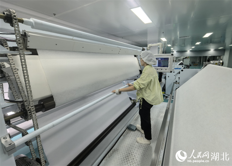 全棉水刺無紡布生產(chǎn)線。人民網(wǎng)記者 周雯攝