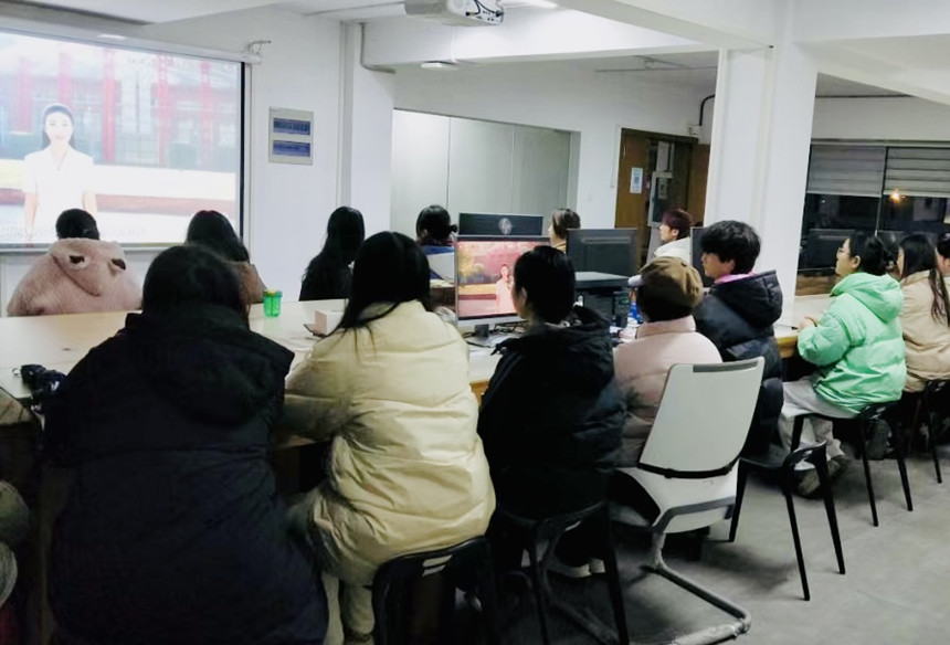 武漢城市職業(yè)學(xué)院觀看思政大課現(xiàn)場。