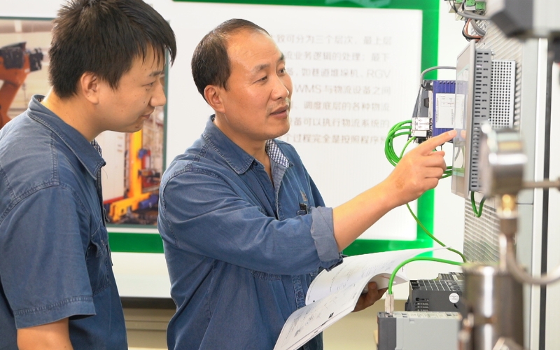 發(fā)揮“傳幫帶”作用，建立“師帶徒”管培機(jī)制。徐智源攝