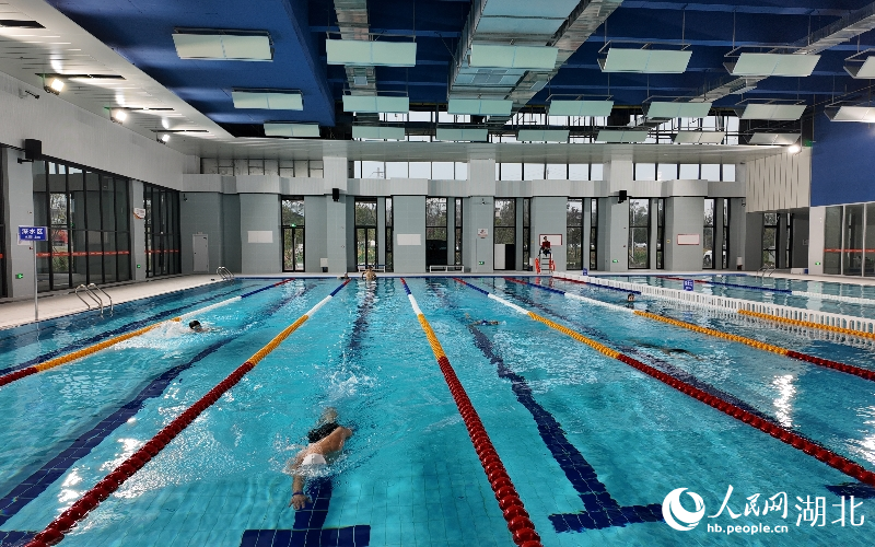 咸寧全民健身中心恒溫游泳館。人民網(wǎng)記者 王郭驥攝