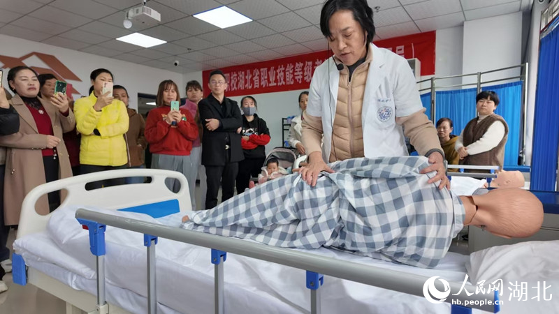 護(hù)工培訓(xùn)現(xiàn)場教學(xué)正在進(jìn)行。人民網(wǎng)記者 王郭驥攝