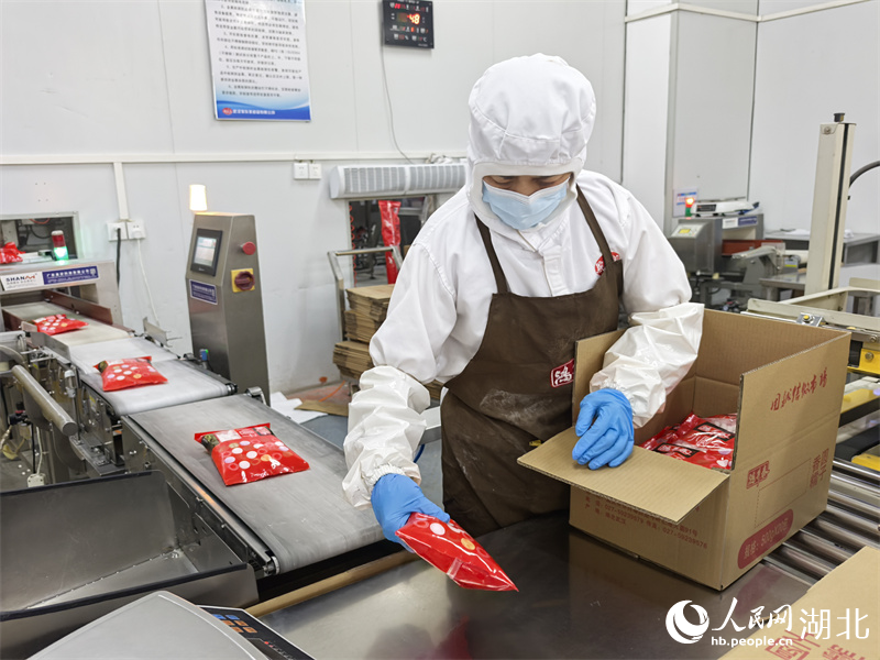 商品正在包裝中。人民網記者 周雯攝