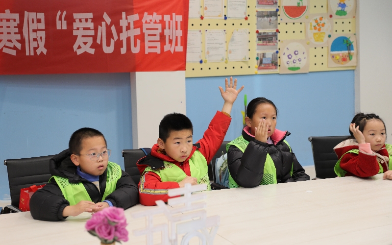 “安全小超人”小分隊積極回答老師問題。