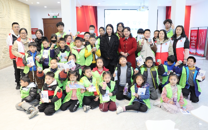 托管班孩子收到了湖北省應(yīng)急管理廳的文創(chuàng)小禮品。