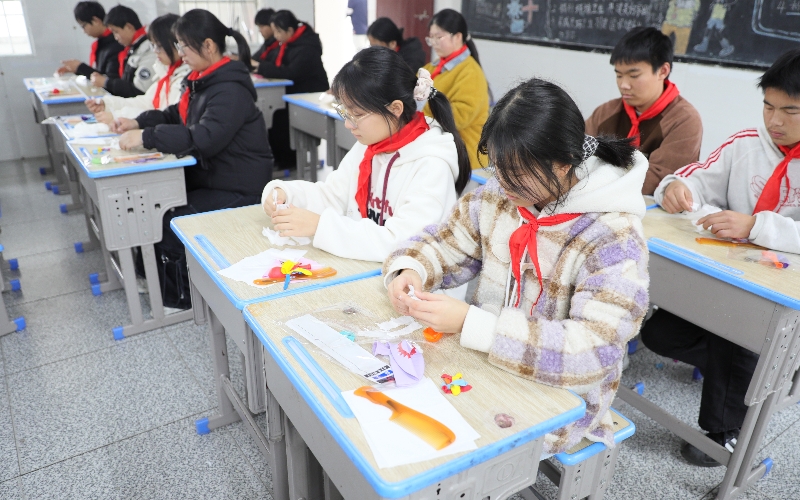 托管班同學(xué)們在老師引導(dǎo)下進行科學(xué)小實驗。