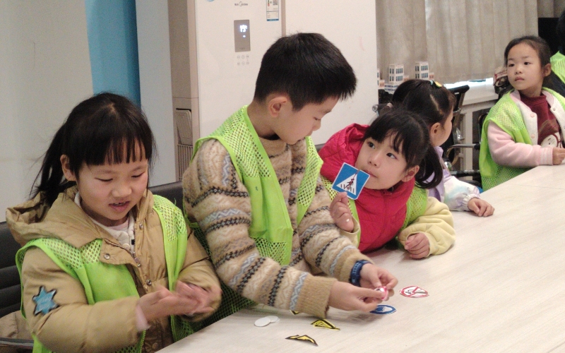 小朋友們協(xié)作拼好安全標識。