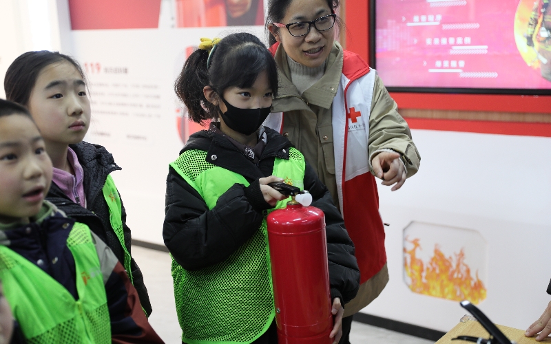 小朋友體驗消防滅火器滅火。