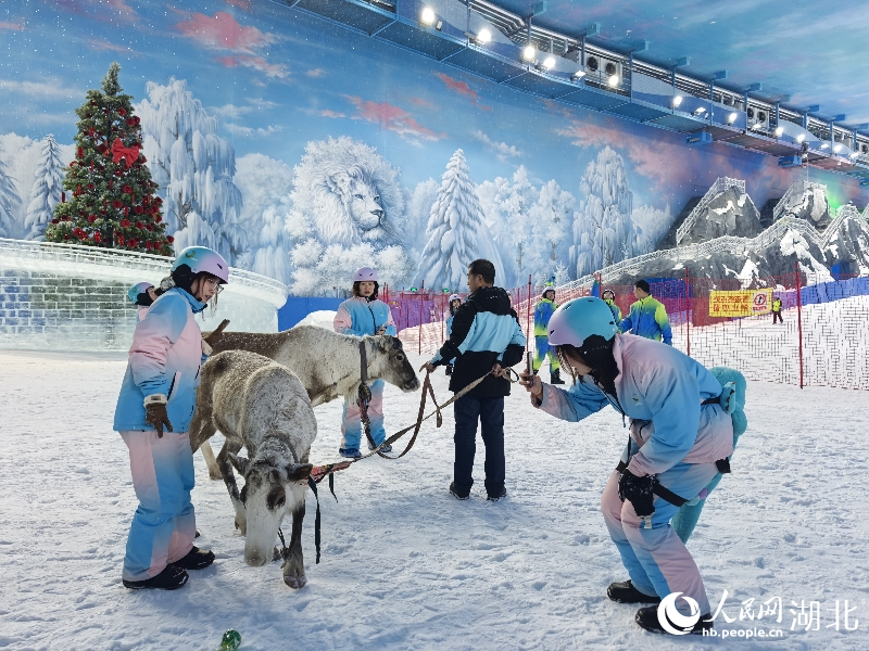 在室內(nèi)滑雪場，拍照打卡的游客。人民網(wǎng)記者 周雯攝