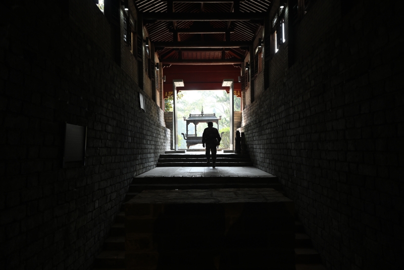 王方哲在遼王墓巡邏。人民網(wǎng)記者 王郭驥攝