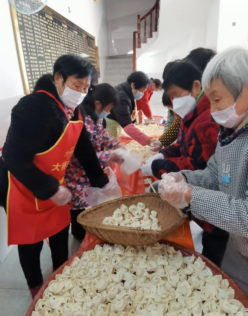 村民一起包餃子。