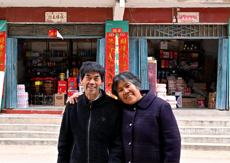 全克強(qiáng)夫婦在店門口合照。席曙光攝