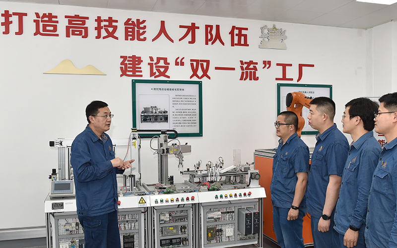 經(jīng)驗(yàn)豐富的技術(shù)骨干帶領(lǐng)青年員工快速成長(zhǎng)。