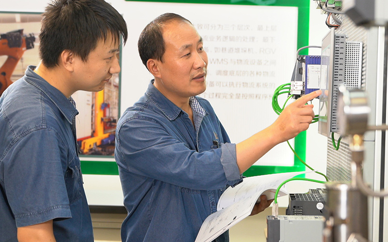 經(jīng)驗(yàn)豐富的技術(shù)骨干帶領(lǐng)青年員工快速成長(zhǎng)。