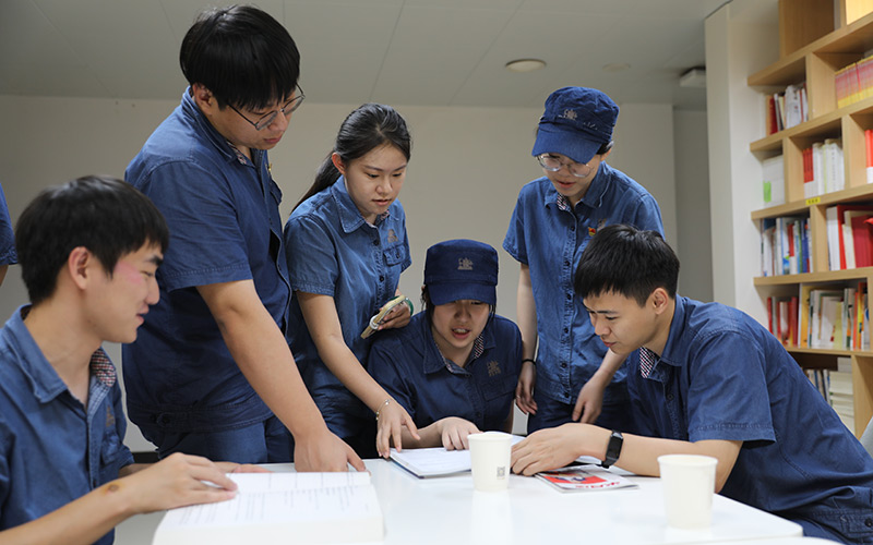 武漢卷煙廠打造了一支技術(shù)精湛、創(chuàng)新能力強(qiáng)的高技能人才隊(duì)伍。武漢卷煙廠供圖