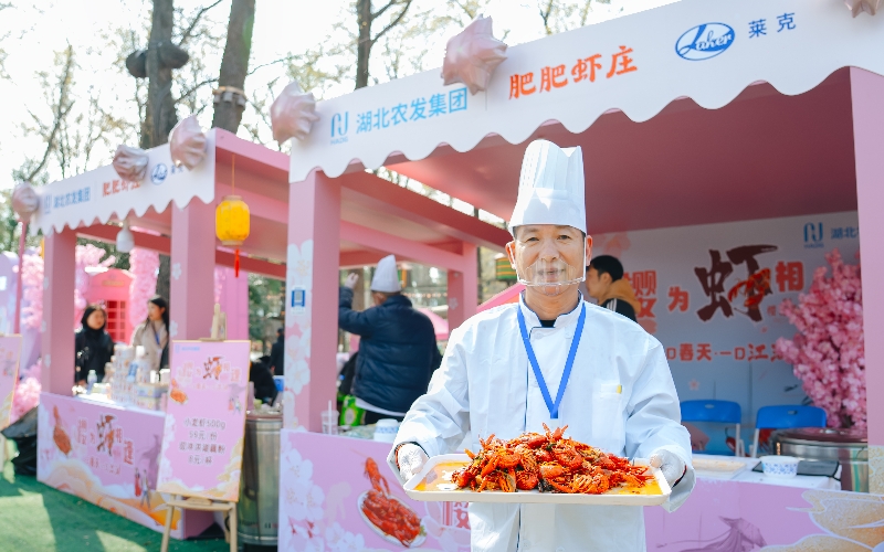潛江小龍蝦、洪湖藕粉等湖北特色農(nóng)產(chǎn)品現(xiàn)場(chǎng)展示。