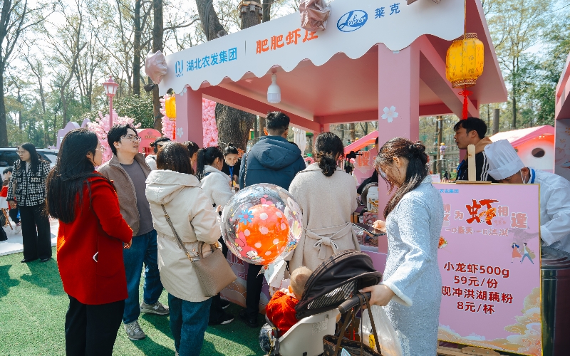 潛江小龍蝦、洪湖藕粉等湖北特色農(nóng)產(chǎn)品現(xiàn)場(chǎng)展示。