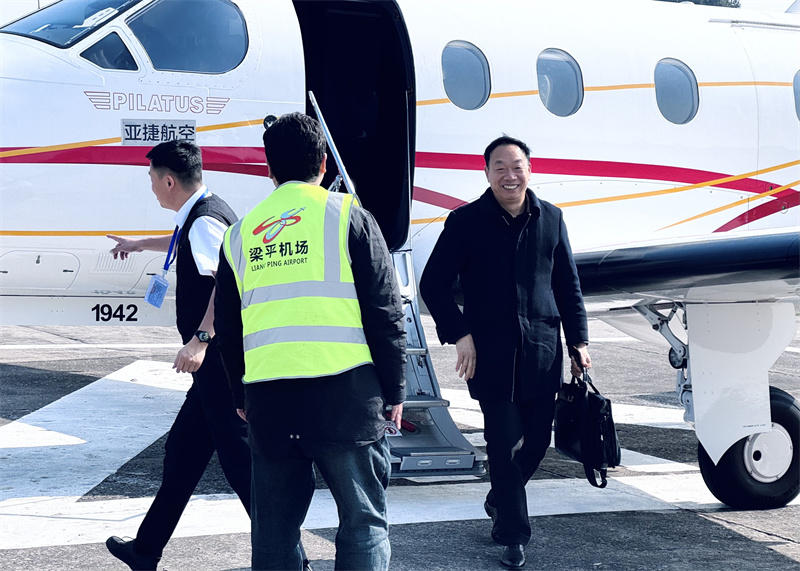 乘客乘坐“飛的”返程，笑容滿面。黃亞輝攝