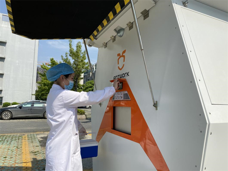 醫(yī)院接收無人機(jī)送來的醫(yī)療樣本。受訪者供圖