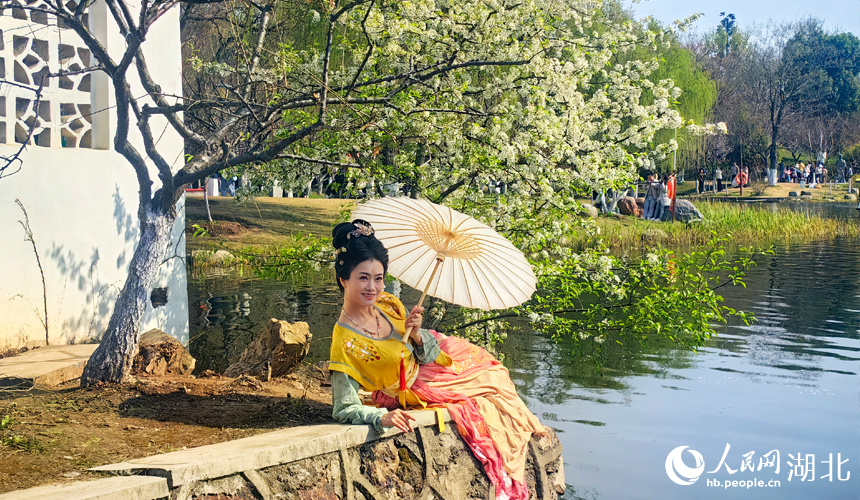 游人打卡。人民網(wǎng)記者 張穎攝