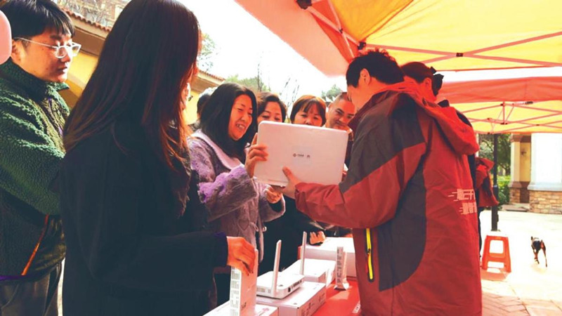 在武漢萬科高爾夫城市花園小區(qū)，市民現(xiàn)場體驗(yàn)聯(lián)通萬兆新應(yīng)用。