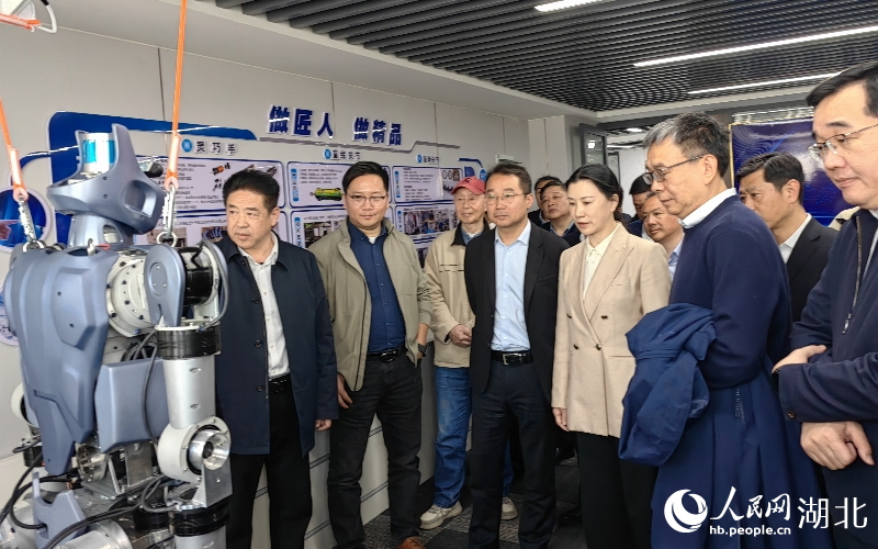 湖北省機(jī)器人控制與驅(qū)動(dòng)技術(shù)創(chuàng)新中心展示的人形機(jī)器人。人民網(wǎng)記者 郭婷婷攝