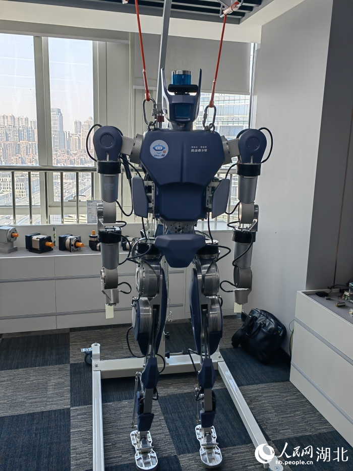 創(chuàng)新中心展示的人形機(jī)器人。人民網(wǎng)記者 郭婷婷攝