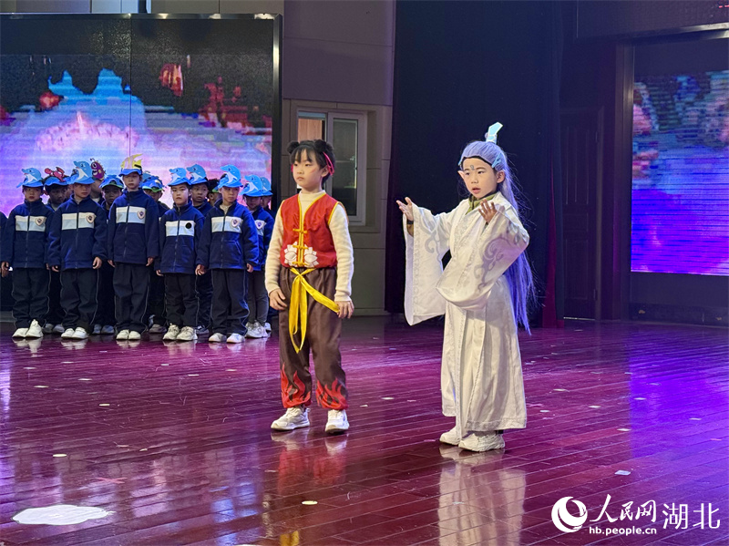 同學(xué)們表演情景劇。張沛攝