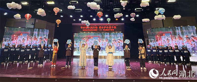 同學(xué)們呼吁大家保護(hù)水資源。張沛攝