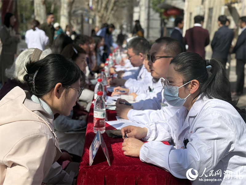 武漢市精神衛(wèi)生中心醫(yī)生為師生義診。人民網(wǎng)記者 周恬攝