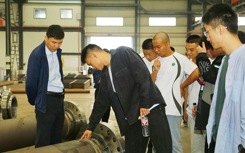 咸安產(chǎn)業(yè)園訂單班學生進企業(yè)參觀學習