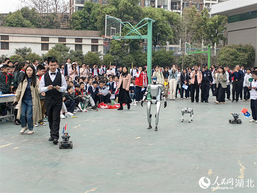 人形機(jī)器人和四足機(jī)械狗在科技節(jié)上亮相。人民網(wǎng)記者 郭婷婷