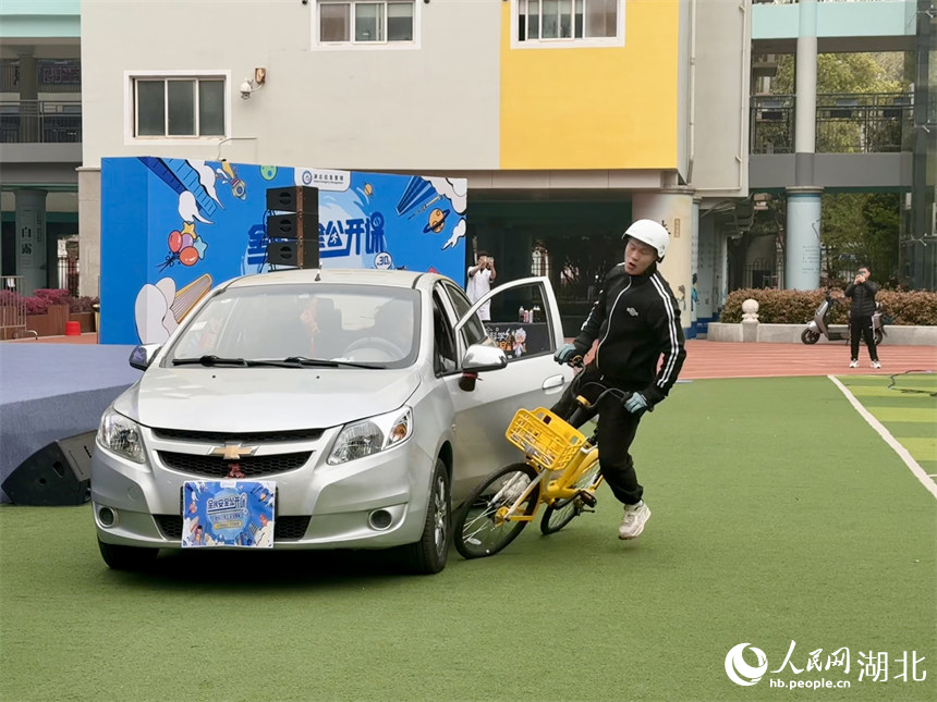 特技表演還原“開門殺”發(fā)生瞬間。人民網(wǎng)記者 張沛攝