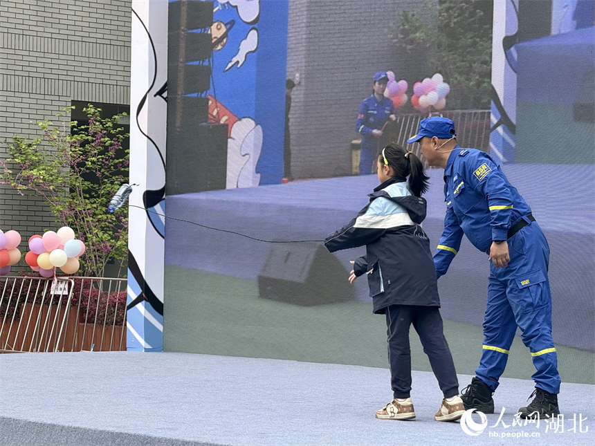 專業(yè)救援人員演示溺水救援時拋投漂浮物。人民網(wǎng)記者 張沛攝