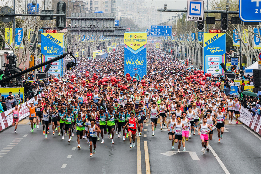 2025年3月23日7時(shí)30分，2025武漢馬拉松鳴槍開跑。