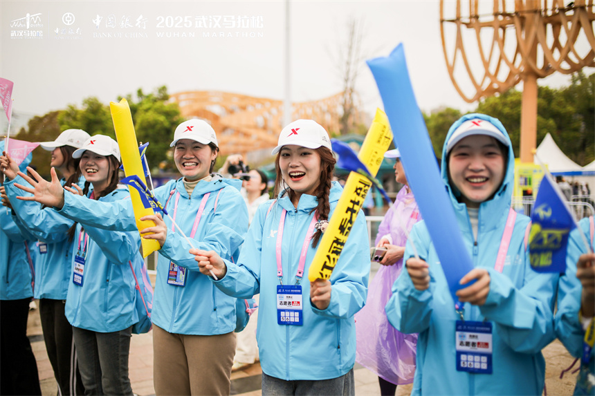 志愿者們?yōu)閰①惻苷呷套o(hù)航。