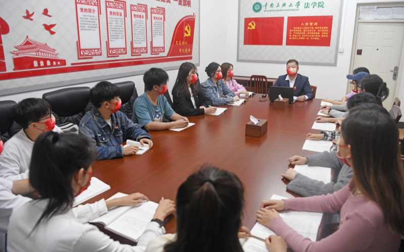 陳光斌教授與西部班學(xué)生交流。學(xué)校供圖