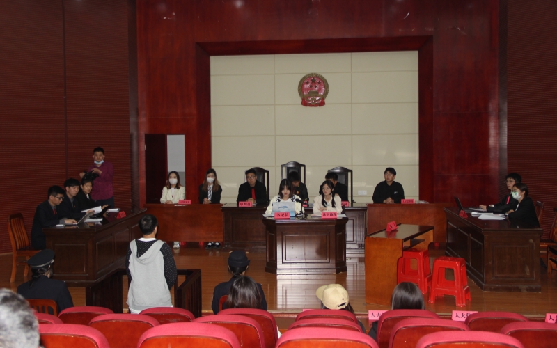法治人才西部班開展模擬法庭活動。 學(xué)校供圖