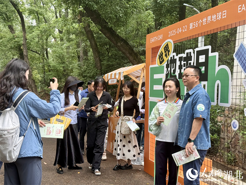 參與者在打卡點拍照留念。人民網(wǎng)記者 張沛攝