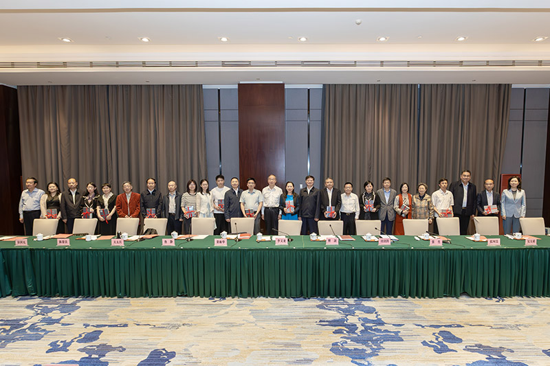 贈(zèng)書現(xiàn)場(chǎng)。江漢大學(xué)供圖